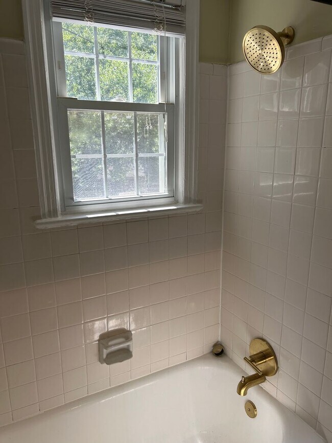 Building Photo - One Bedroom Apartment in Palisades NW Includes Parking