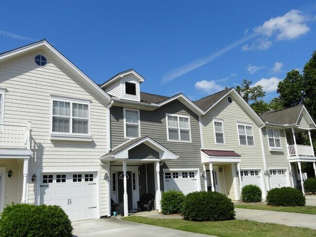 Building Photo - Your Perfect Summerville Retreat: 3BR Townhome with Garage