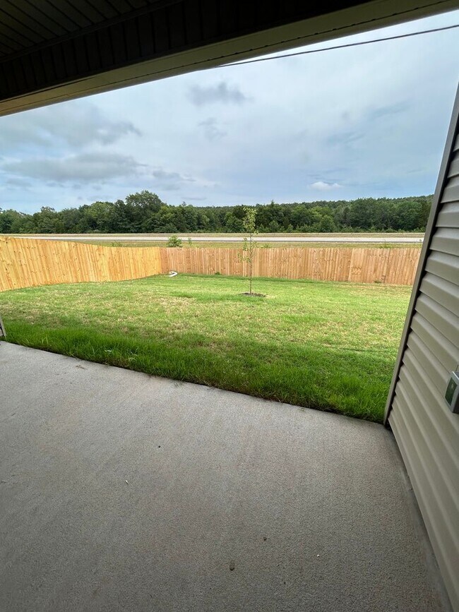 Building Photo - 3 bedroom 2 1/2 bath house with 2 car garage.