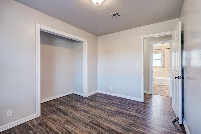 Building Photo - 3 Bed 1.5 Bath in Del City!