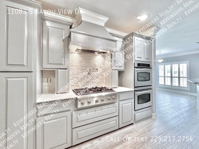 Building Photo - 11083 S Bayou View Dr