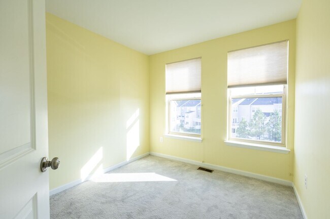 Building Photo - Lovely 3 BR/2.5 BA EOG Townhome in Glen Bu...