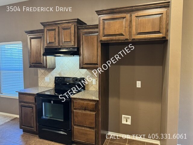 Building Photo - 3504 Frederick Dr