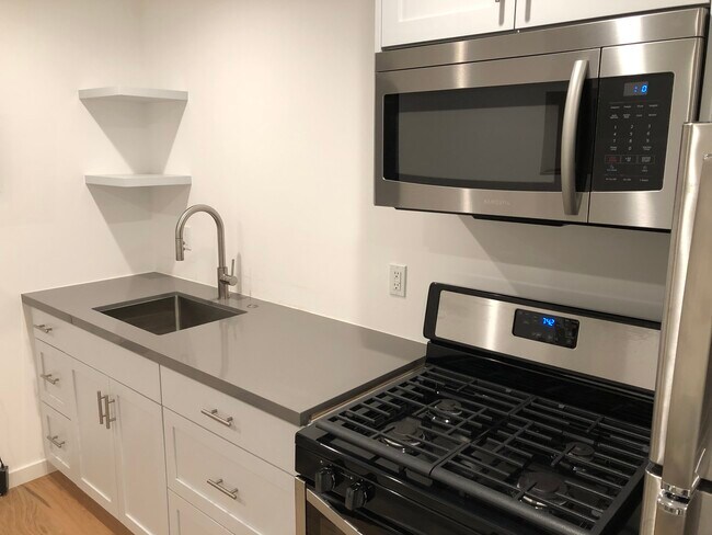 Kitchen/microwave/gas range - 202 39th St