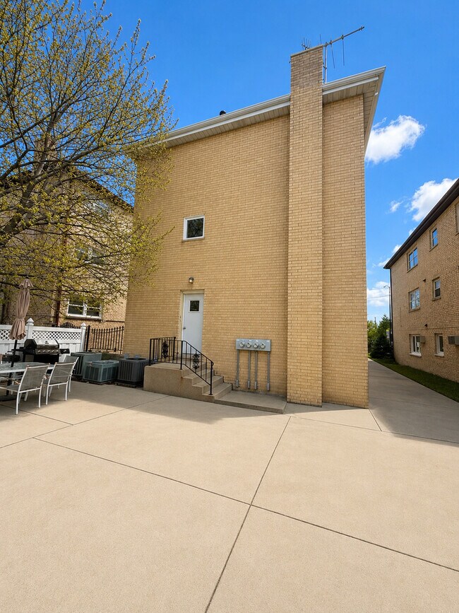 Building Photo - 7942 W Addison St