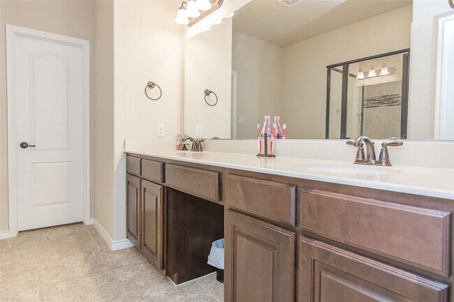 Building Photo - 4105 Comanche Dr