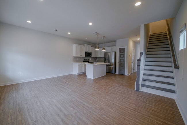 Building Photo - 305 Lorien Way