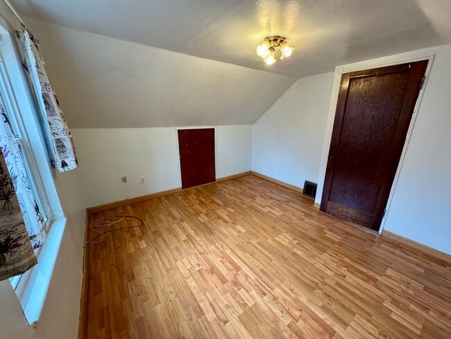 Building Photo - Charming 4 Bed 1.5 Bath house with BRAND NEW KITCHEN!!!