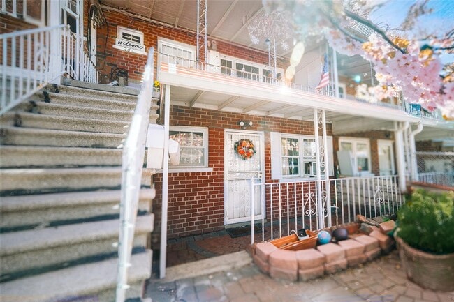 Primary Photo - 266 Throgs Neck Blvd
