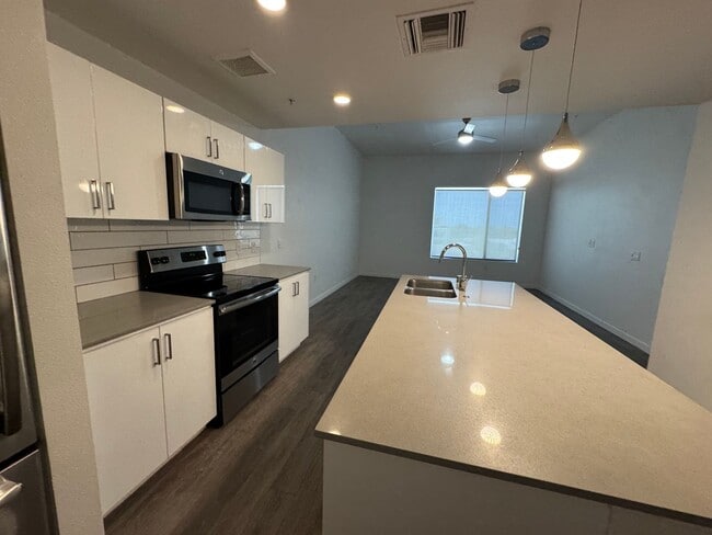 Building Photo - LUXURY CONDO IN DOWNTOWN PHOENIX