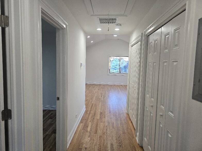Building Photo - 4737 W Warwick Ave