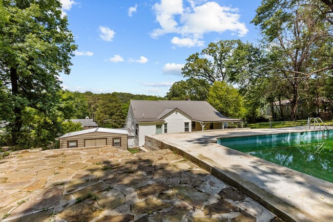 Building Photo - Beautifully Renovated 3 Bedroom 2.5 Bath H...