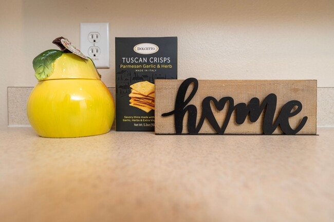 Building Photo - Town House 3 Bedroom and /2.5 Bathrooms. At Lee Vista area gated Community.