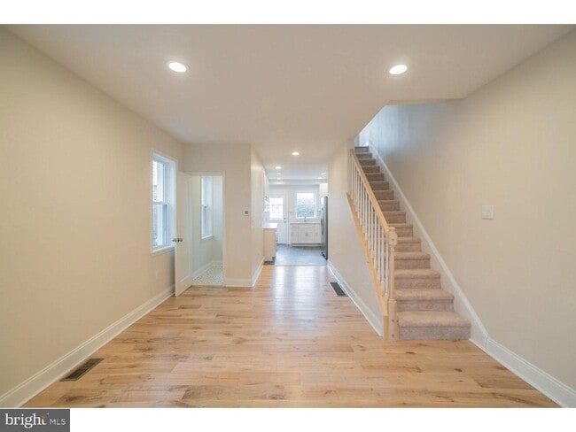 Building Photo - 253 Iona Ave