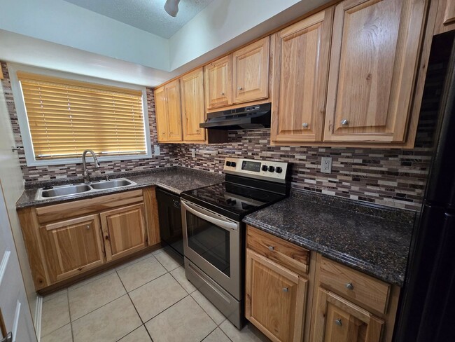 Building Photo - Updated 2-bedroom, 2.5-bath townhome