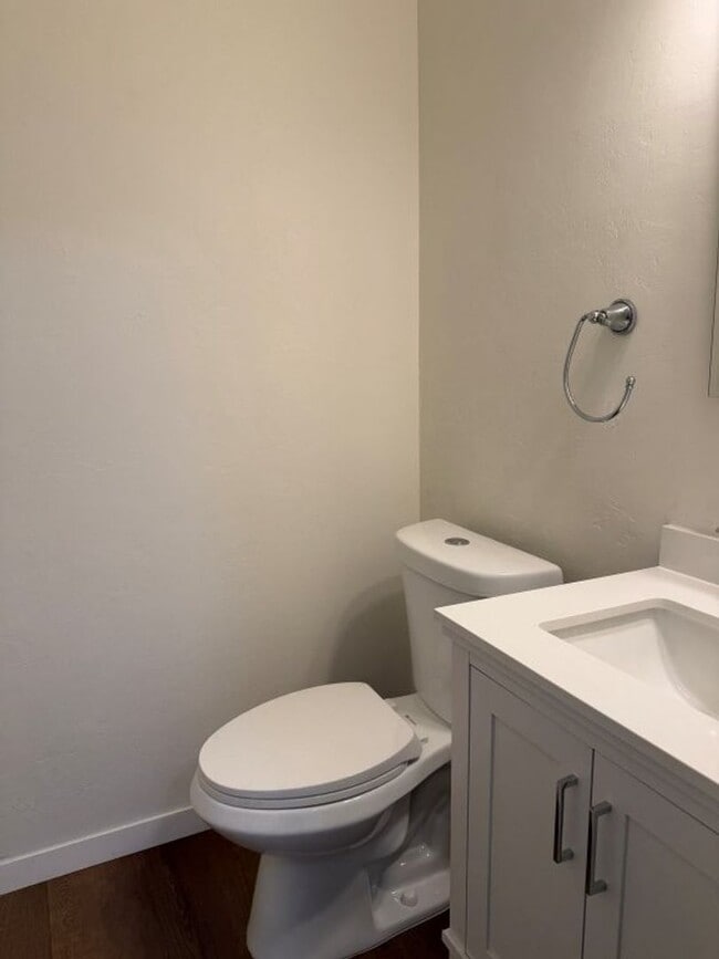 Building Photo - Updated Knollwood Condo with Community Pool