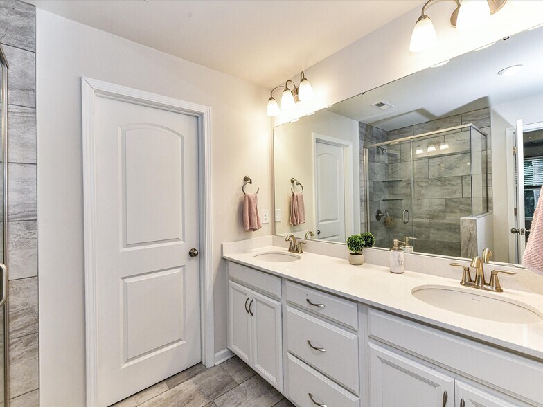 Building Photo - 5661 De Vere Dr
