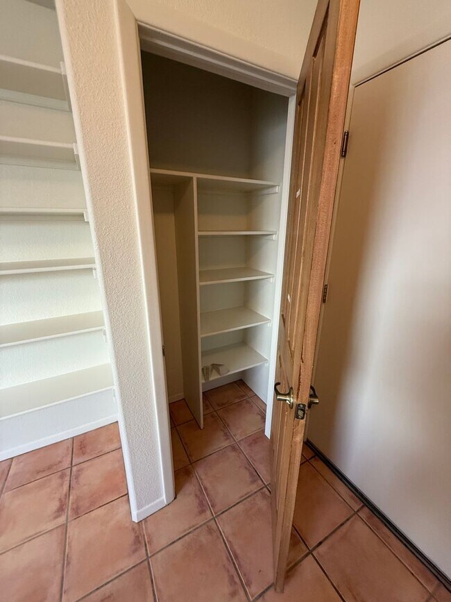 Building Photo - Beautiful 3 Bedroom/2.5 Bathroom Home Located off Roadrunner