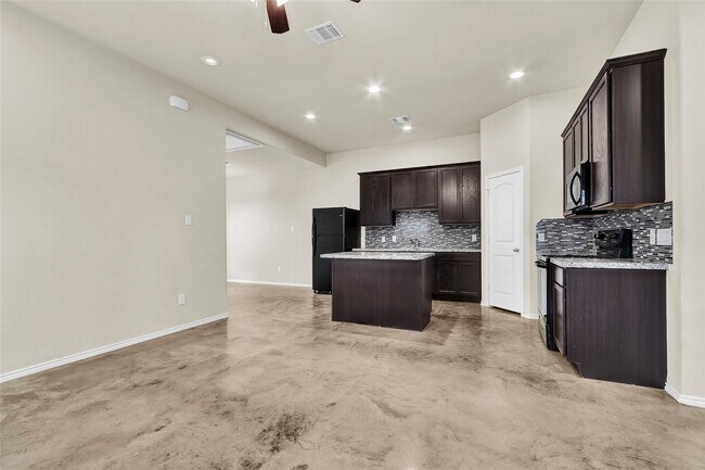 Building Photo - 15841 Beechnut Dr