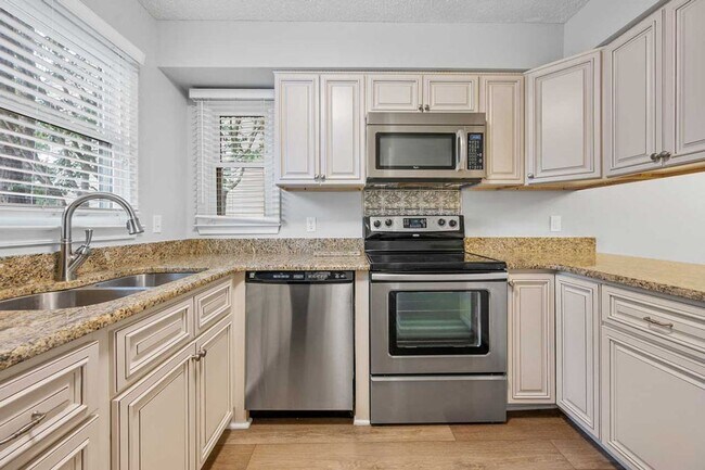 Building Photo - Convenient location