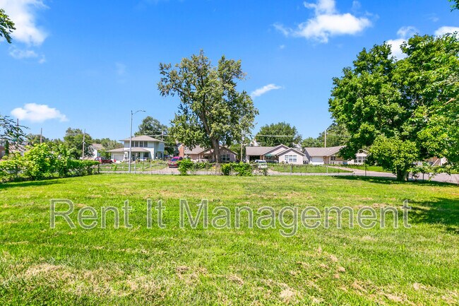 Building Photo - 2820 N 19th Ave