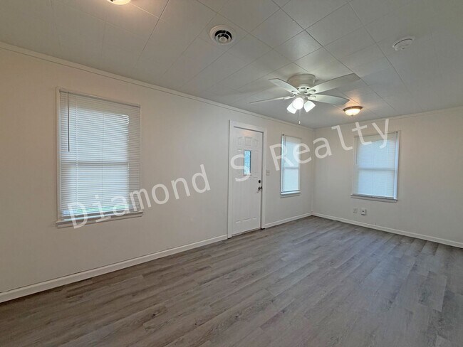 Building Photo - Adorable 2 Bed/1 Bath Home