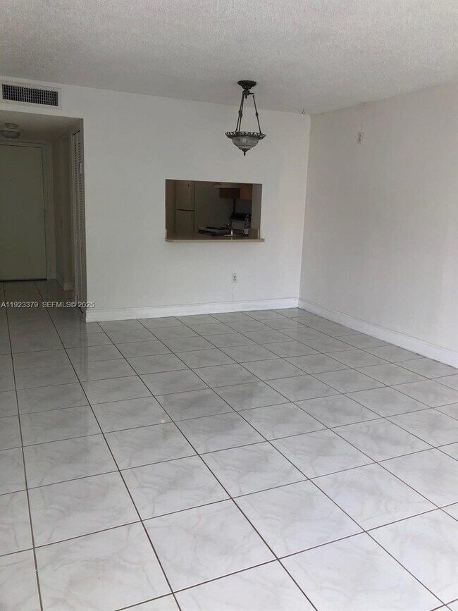 Building Photo - 9360 Fontainebleau Blvd