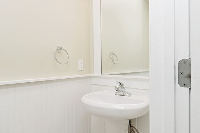 Building Photo - Woodlands of Charlottesville Condo With Community Amenities