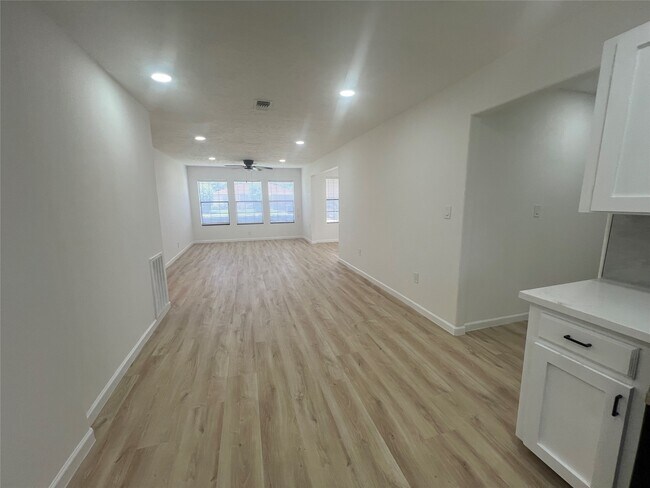 Building Photo - 6829 Driftwood St