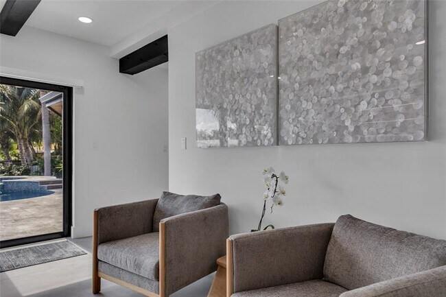 Building Photo - 160 SE 3rd Ct