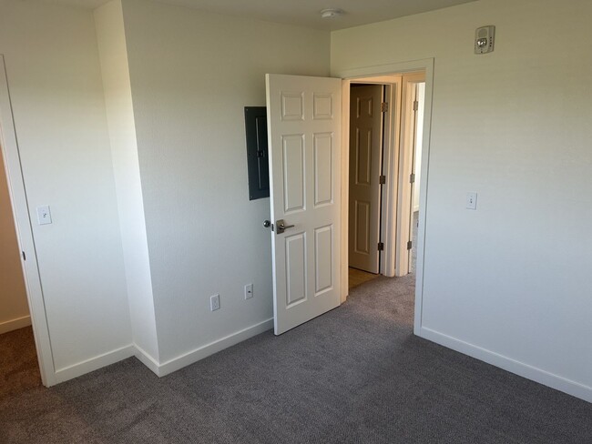Building Photo - Spacious 2 Bed, 1.5 Bath, 900 Square Foot Apartment with Air Conditioning.