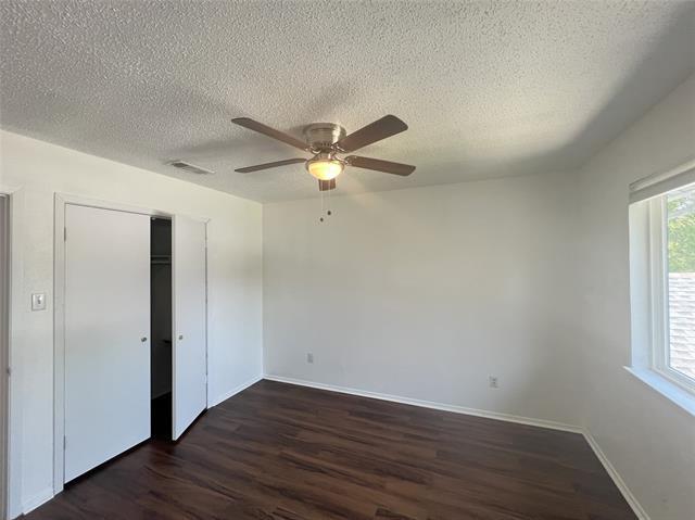 Building Photo - 2805 Meadow Park Dr