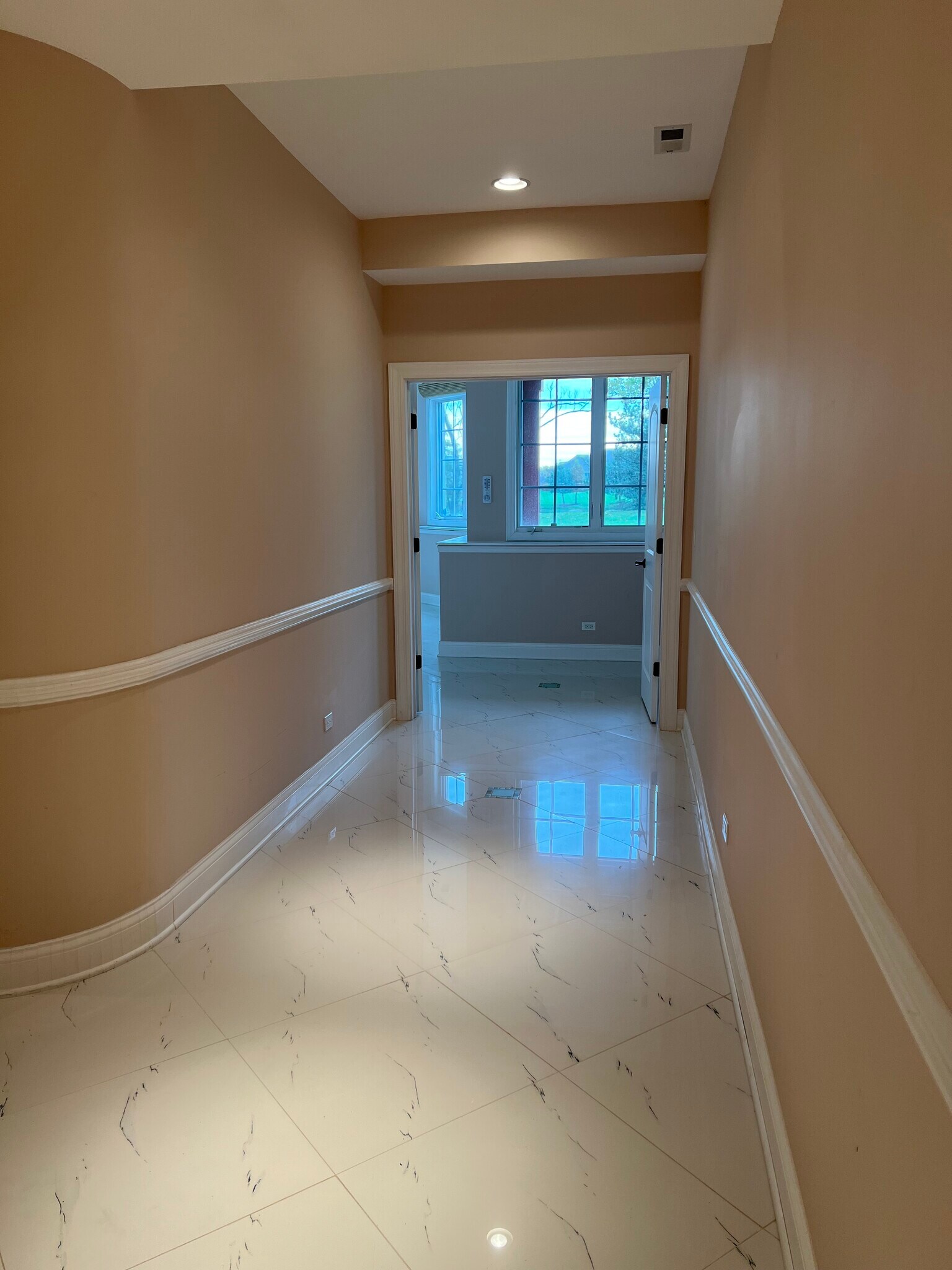 Hallway to the master - 7N201 Windsor Dr