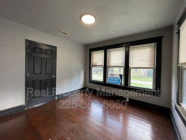 Building Photo - 3315 Weller Ave