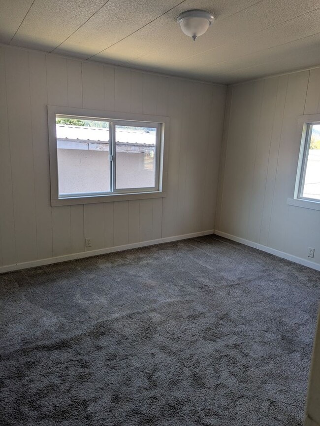 Building Photo - Newly remodeled