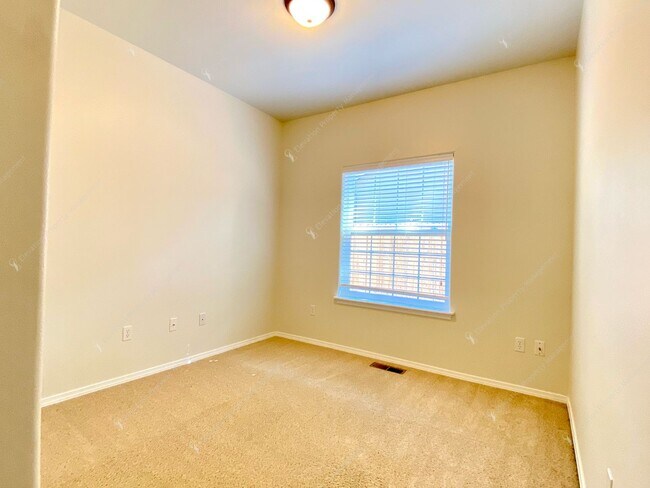 Building Photo - Beautiful, updated 3 BR on westside close to tons of recreation!