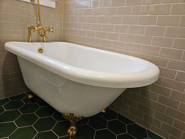 Building Photo - Cap Hill Beautiful 2 Bed Charming and Light Filled condo in the Blenheim