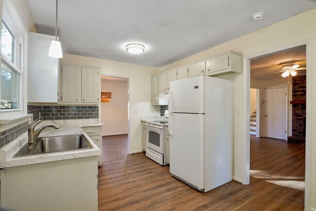 Building Photo - 908 Ryecroft Rd