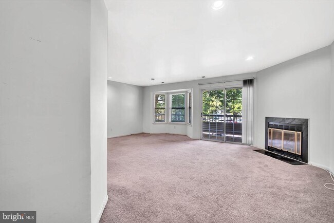 Building Photo - 302 Trinity Ct