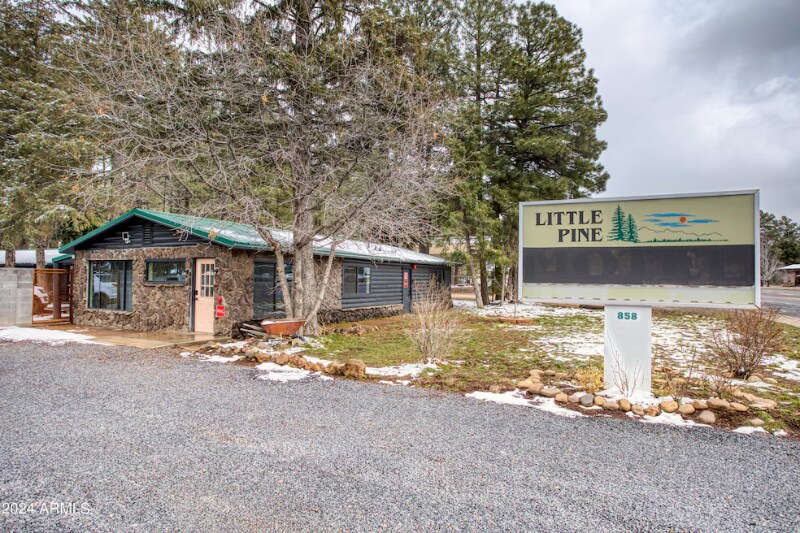 Building Photo - 858 E White Mountain Blvd