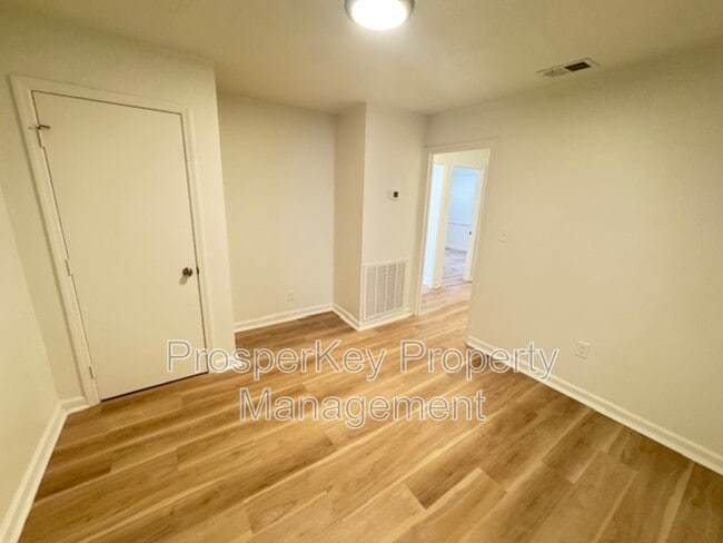 Building Photo - 205 25th St