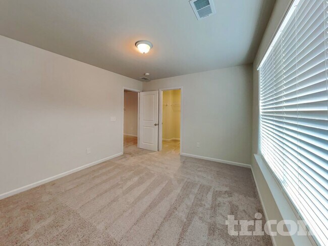 Building Photo - 33 Chalet Ct