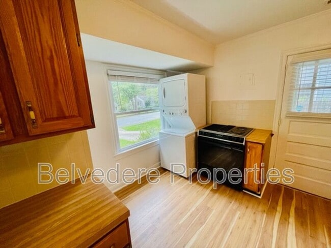 Building Photo - 2718 Robin Hood Dr