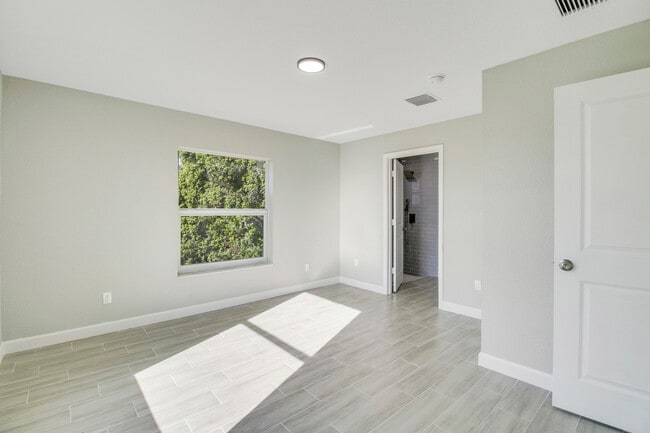 Building Photo - 548 SW 5th St