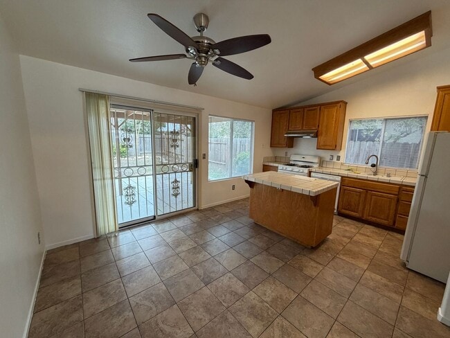 Building Photo - Cute Home in EGUSD