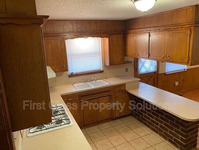 Building Photo - 6300 N Wildewood Dr