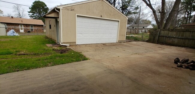 Building Photo - 7903 Brentwood