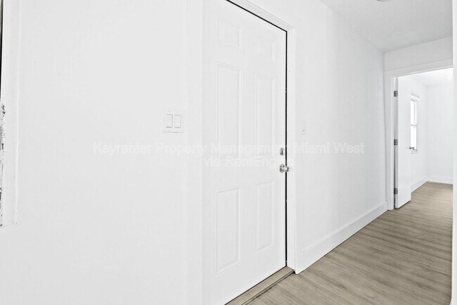 Building Photo - 1022 NW 6th Ave