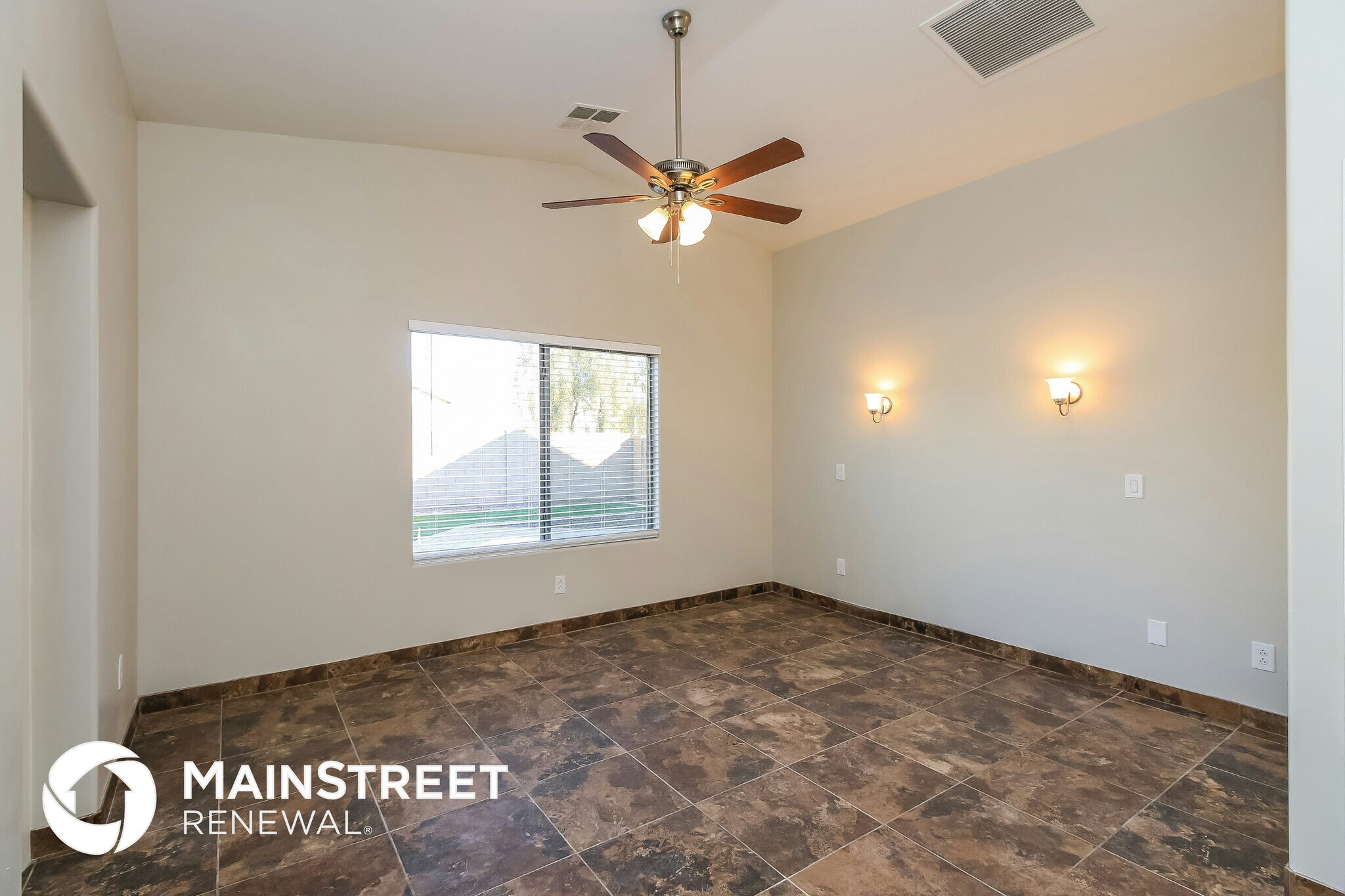 Building Photo - 1634 W La Salle St