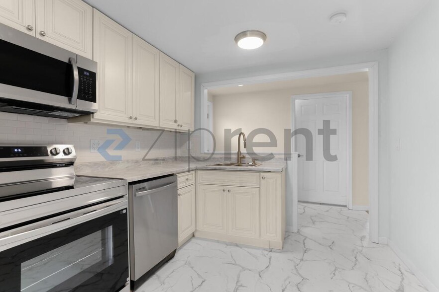 Building Photo - Unit B